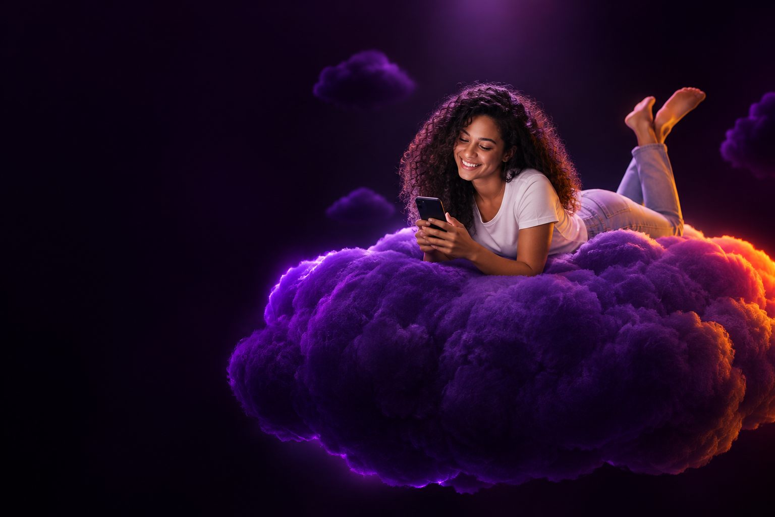 Mulher sorrindo deitada numa nuvem roxa, mexendo no celular