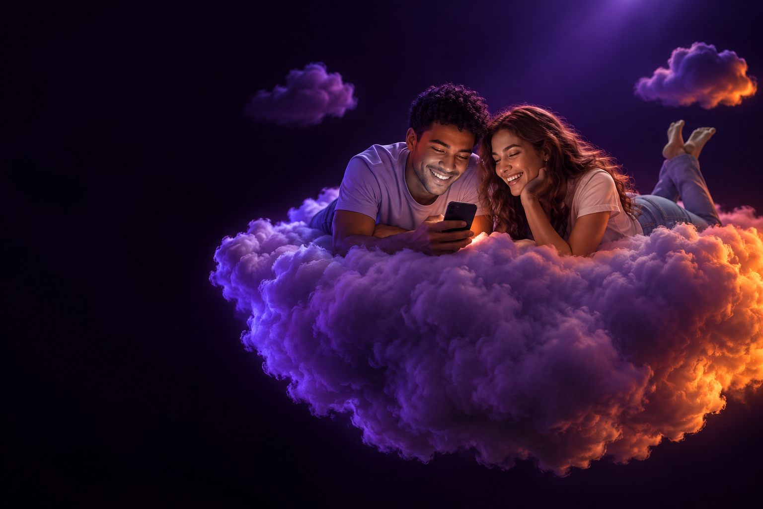 Dois amigos sorrindo deitados numa nuvem roxa, olhando juntos o celular